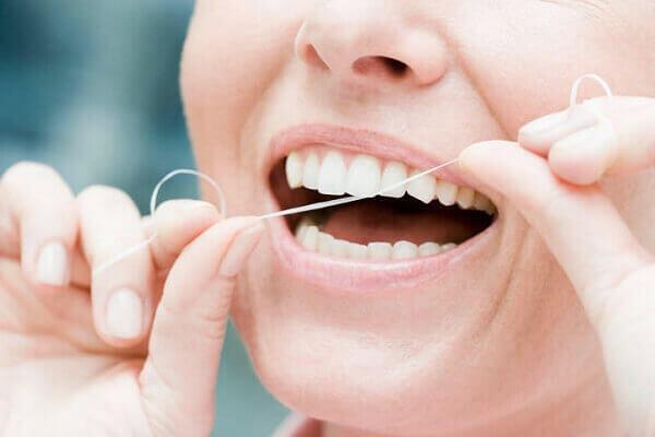 Использование зубной нити