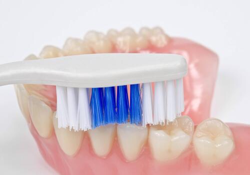 Уход за мягким зубным протезом
